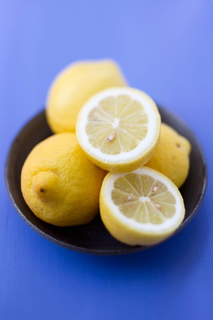 Close up of bowl of lemons