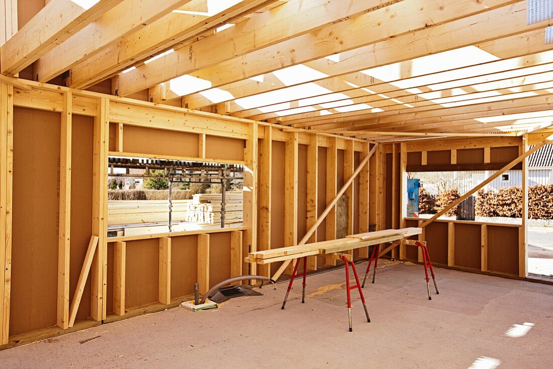 Eine Halle aus Holzkonstruktion im Bau