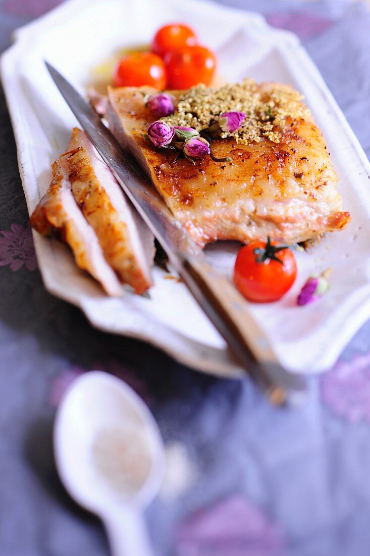 Kalbsbraten mit Rosenknospen und Kirschtomaten