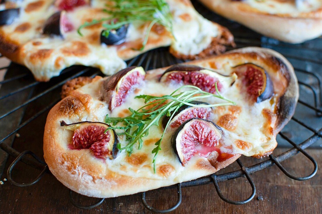 Flat bread pizzas with figs and cheese