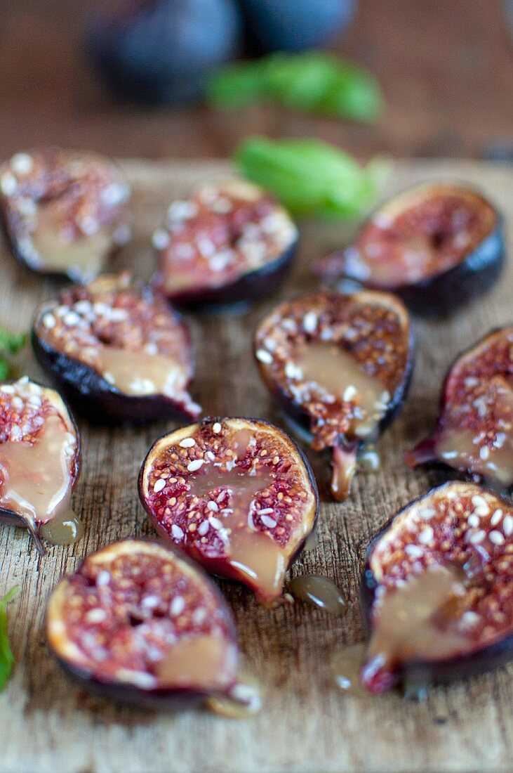 Figs with sesame seed and sauce