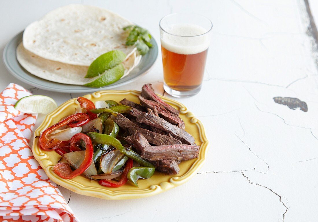 Fajitas mit Büffelfleisch, Paprika & Zwiebeln