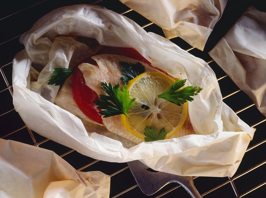 Seebarsch im Päckchen (Fisch mit Tomaten- & Zitronenscheiben)