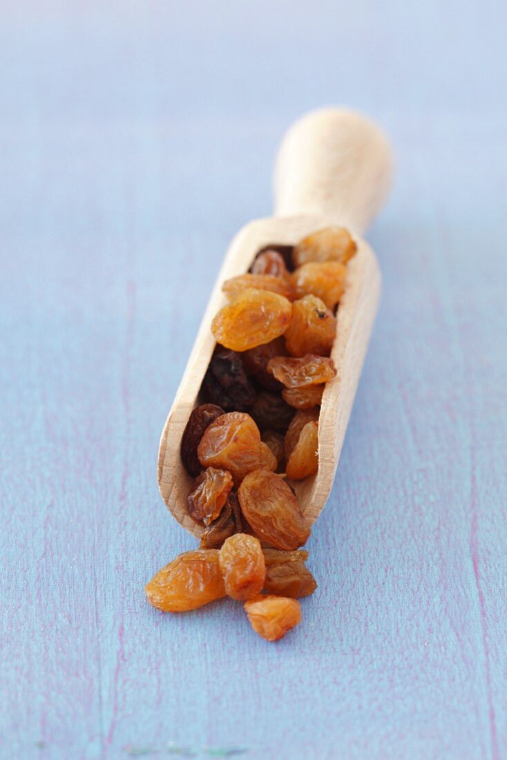 Raisins on a wooden scoop