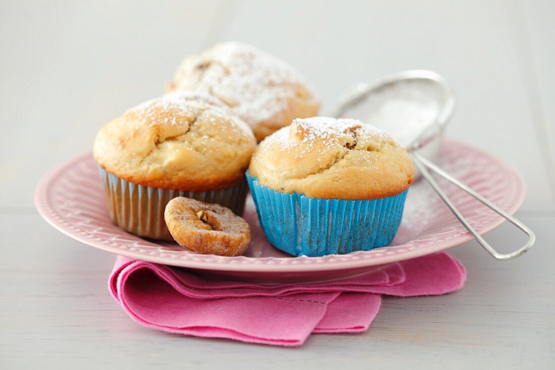 Apple muffins with dried figs and icing sugar