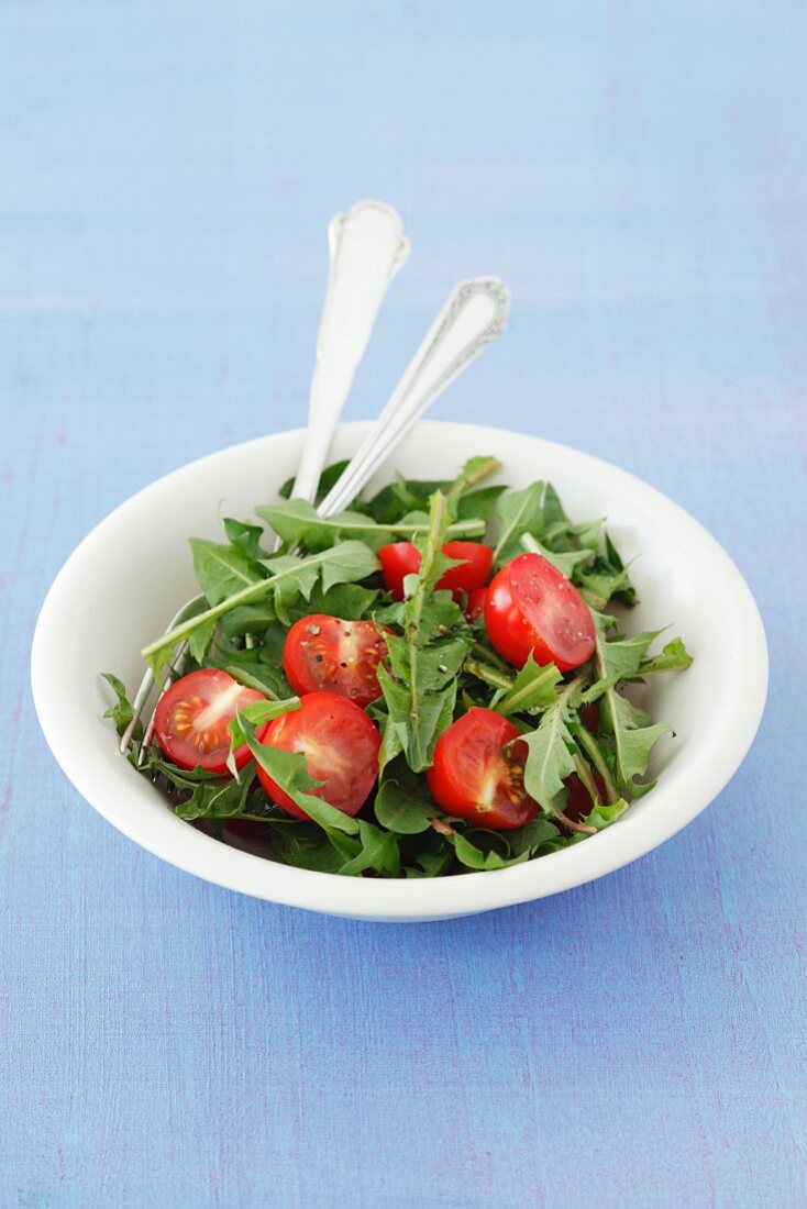 Löwenzahnsalat mit Kirschtomaten