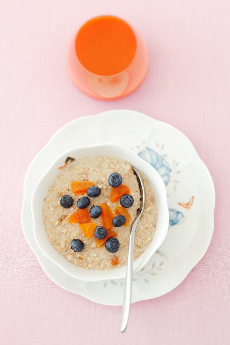 Porridge with dried apricots, blueberries and carrot juice