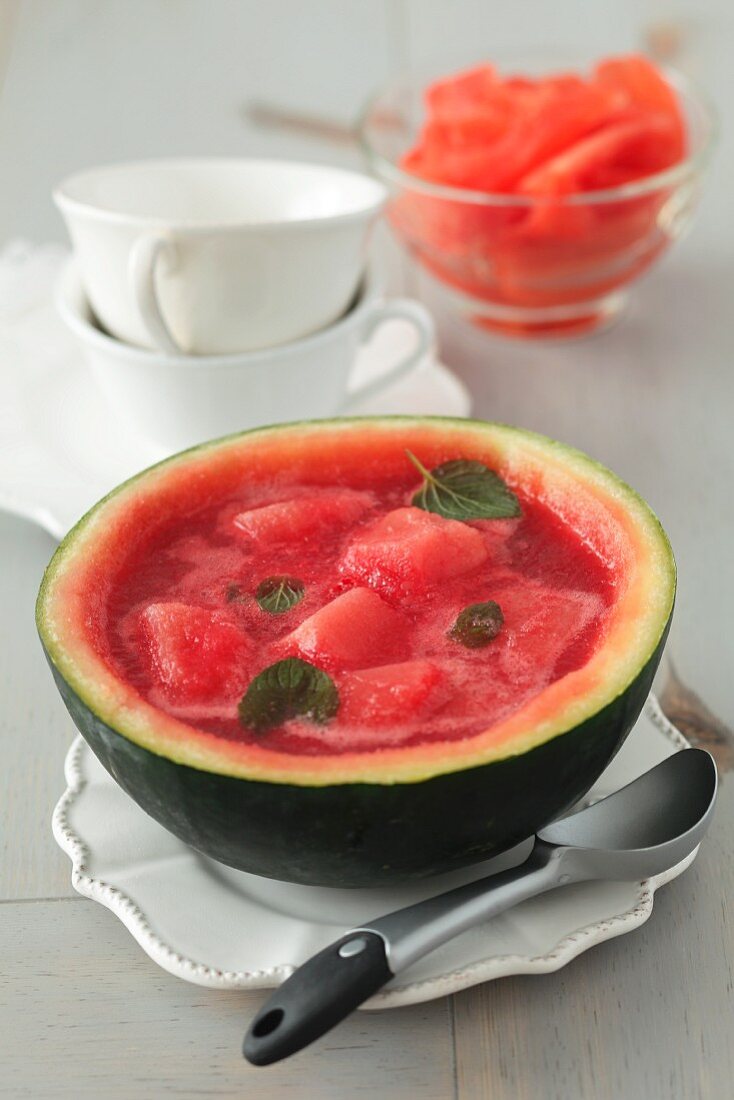 Wassermelonensorbet in gefrorenem Wassermelonendrink