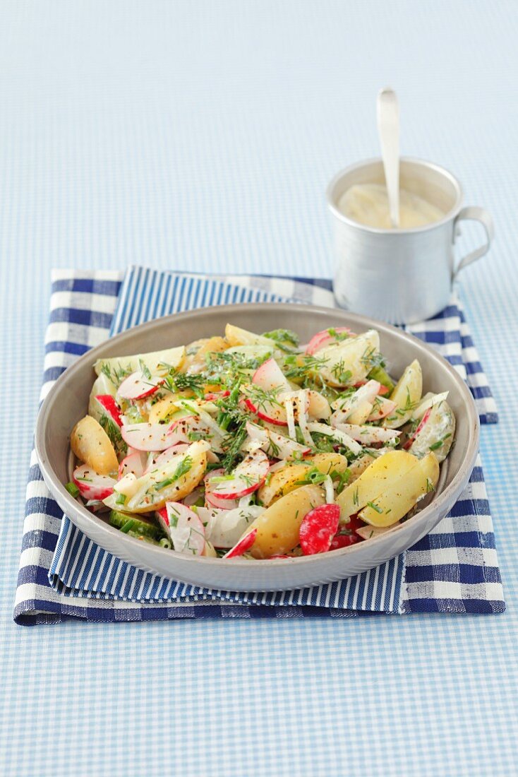 Kartoffelsalat mit Rüben, Gurke, Kräutern und Sahnedressing