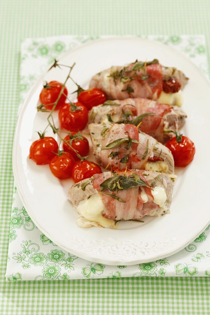 Gefülltes Schweinefilet mit Mozzarella und Tomaten im Speckmantel