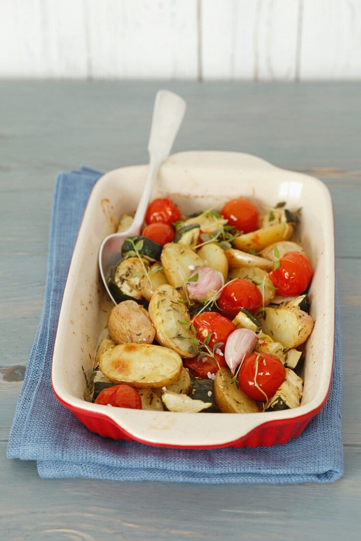 Ofengemüse (Kartoffeln, Zucchini, Schalotten, Tomaten)