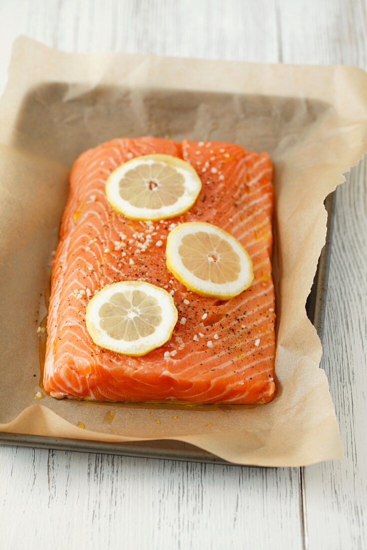 Salmon fillet with salt, pepper and lemon slices