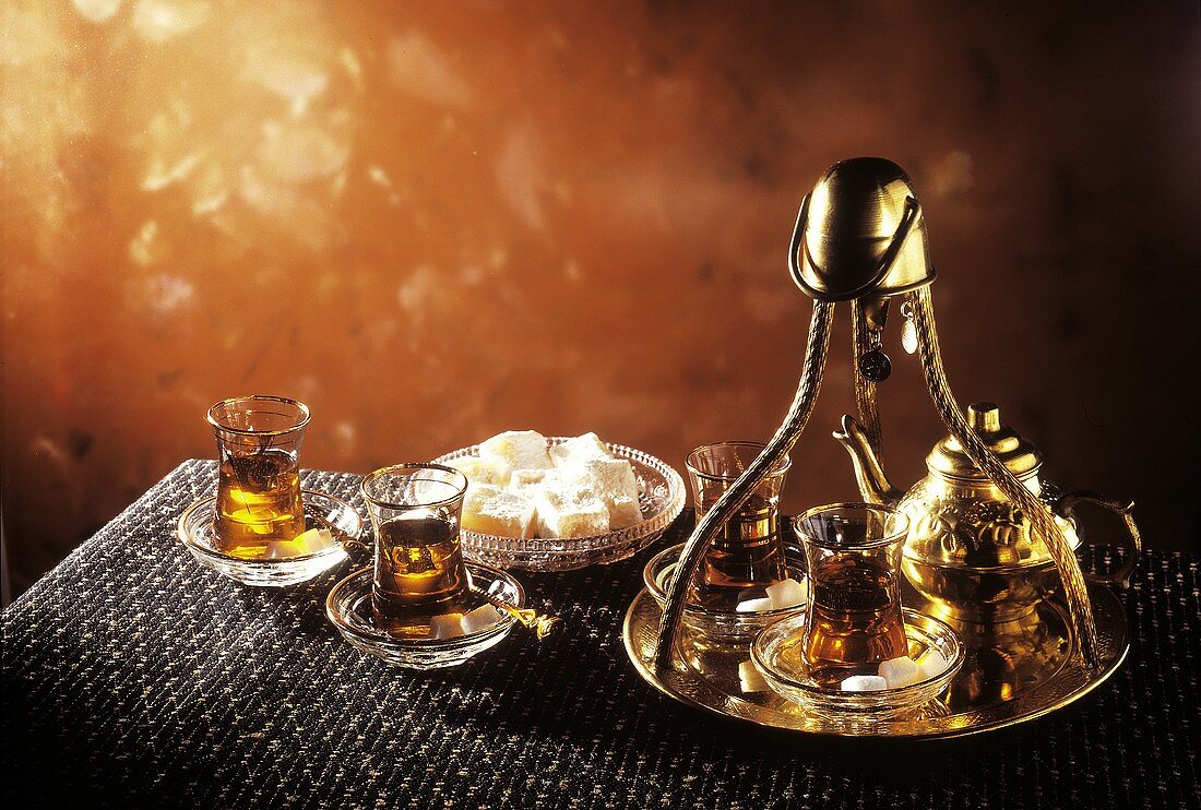 Türkische Teekultur: Messingteekanne, Teegläser, Konfekt