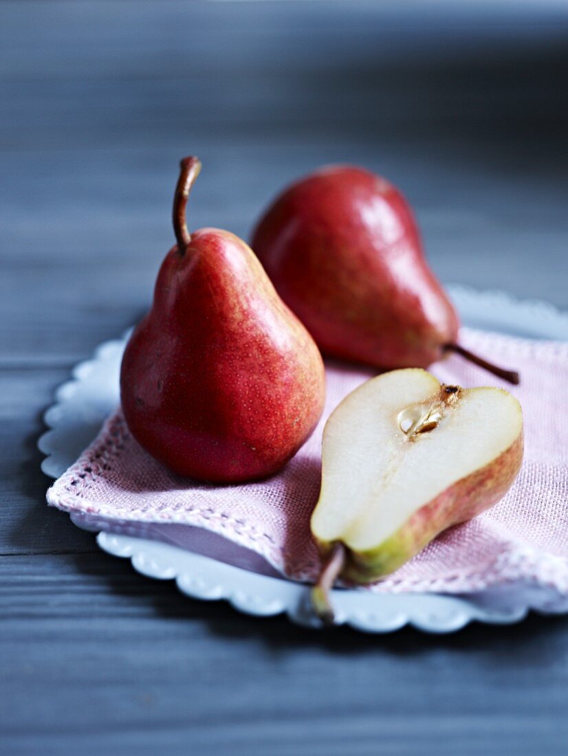 Red pears, whole and halved