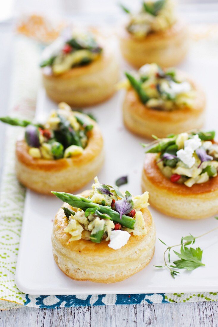 Vol-au-vents with asparagus, scrambled egg, oyster mushrooms and goat's cheese
