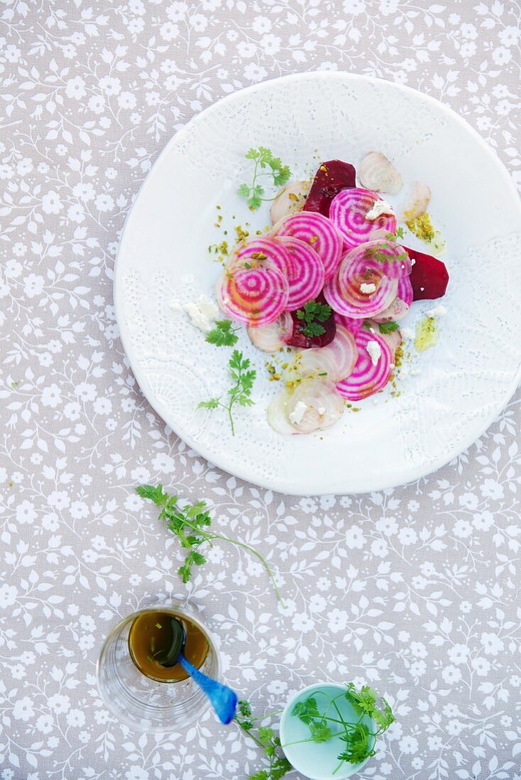 Rote-Bete-Salat mit Ziegenkäse und Pistazien