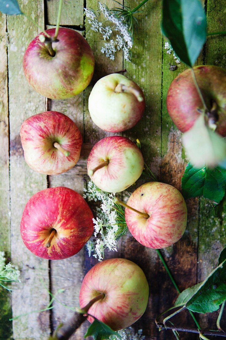 Äpfel auf einem Holzuntergrund