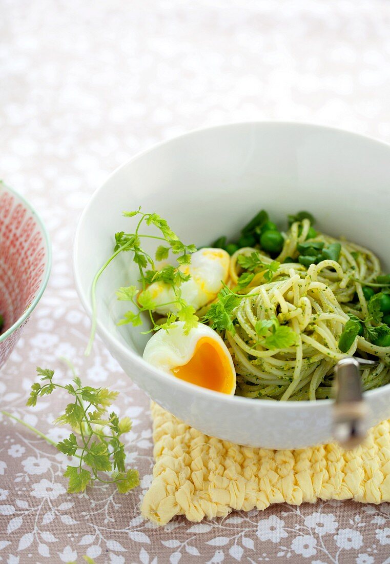 Spaghetti with pea pesto and eggs