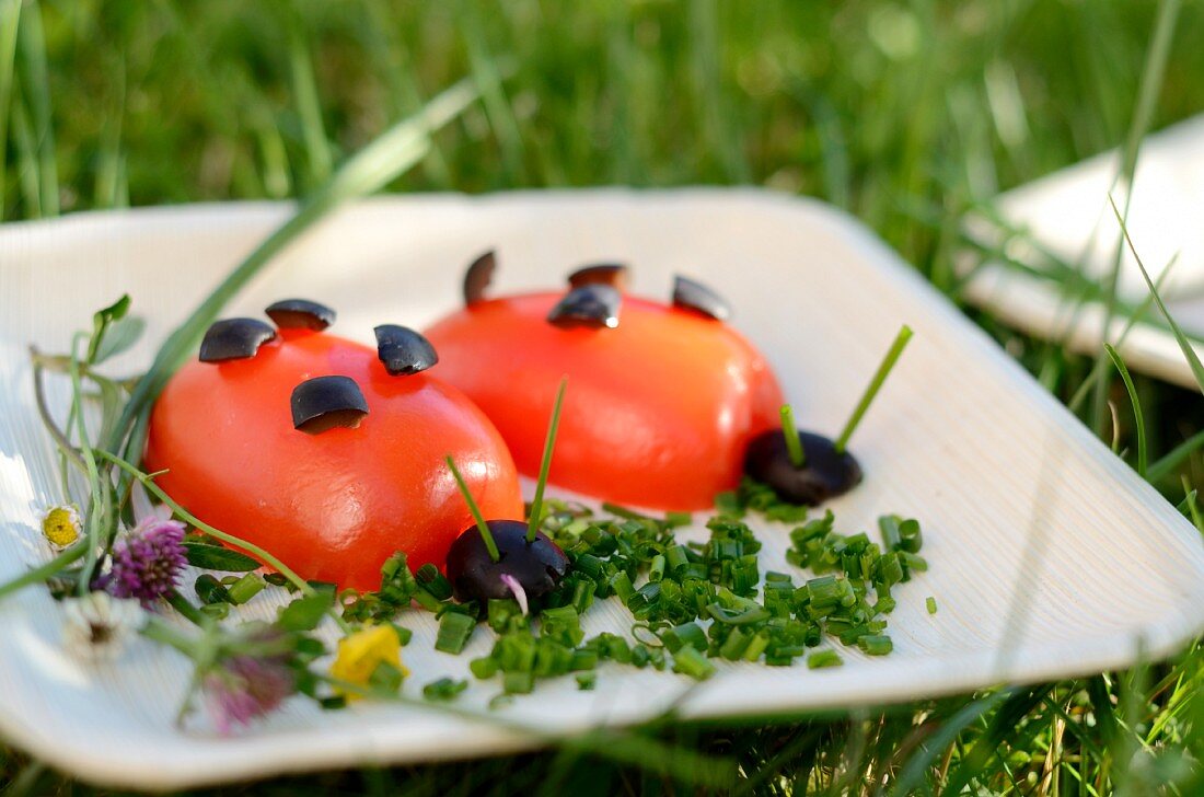 Tomaten-Marienkäfer mit Schnittlauch