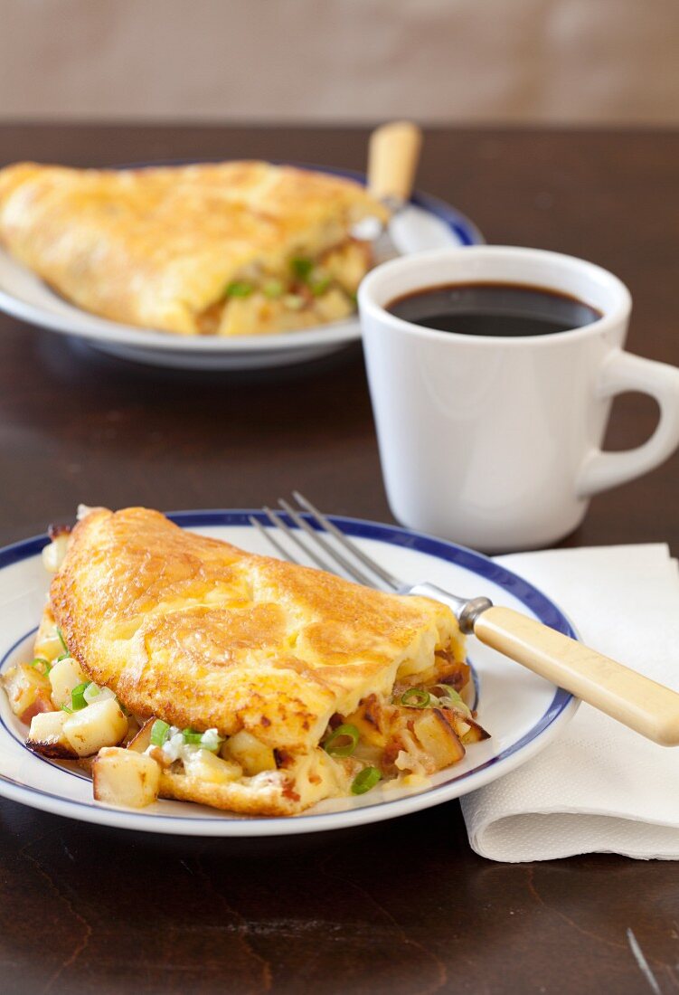 Käseomelett mit Kartoffeln, Kaffeetasse