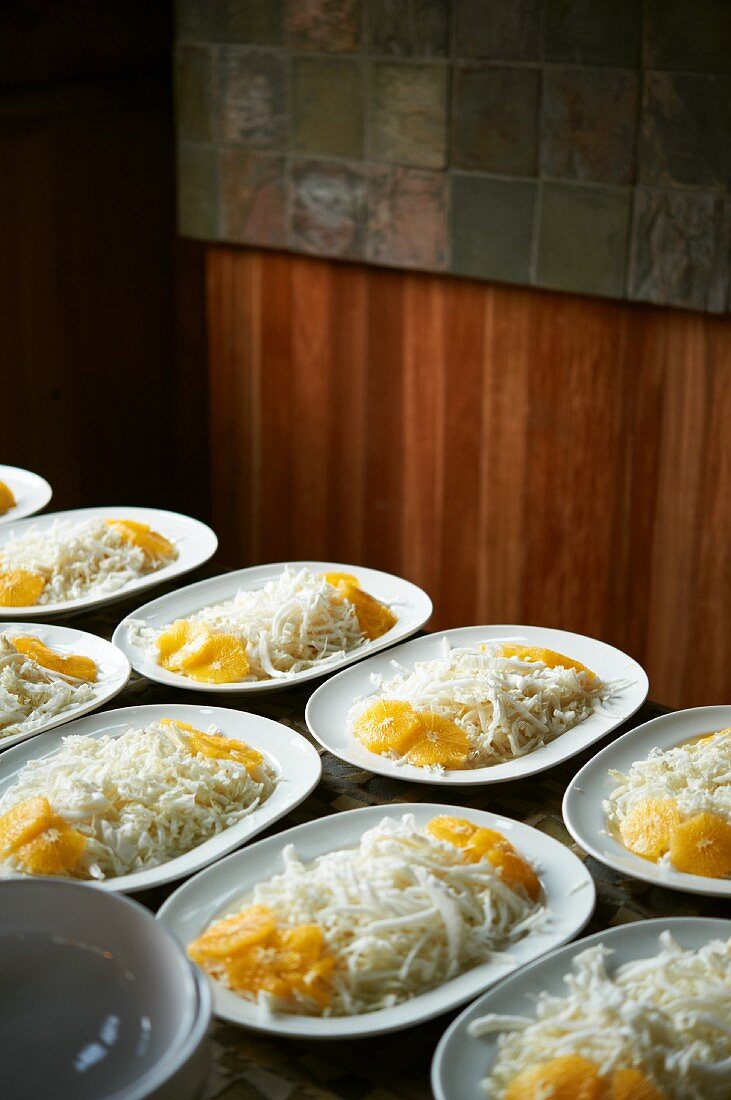 Kohlsalat mit Orangenscheiben auf vielen Platten (Asien)