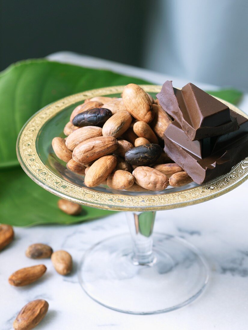 Kakaobohnen und Bitterschokolade in einer Glasschale