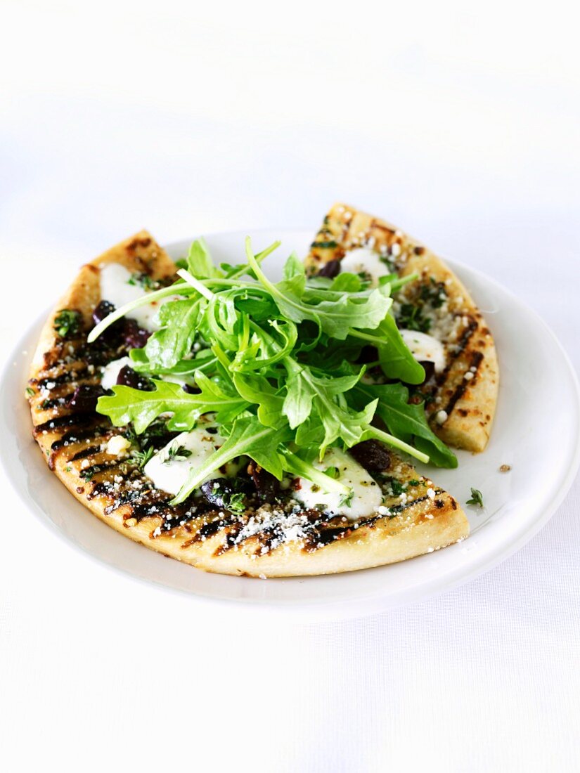 Gegrillte Pizza mit frischem Mozzarella und Rucola