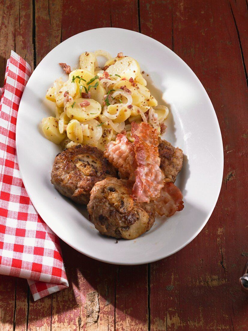 Frikadellen mit Pilzen, Specksstreifen & Kartoffelsalat