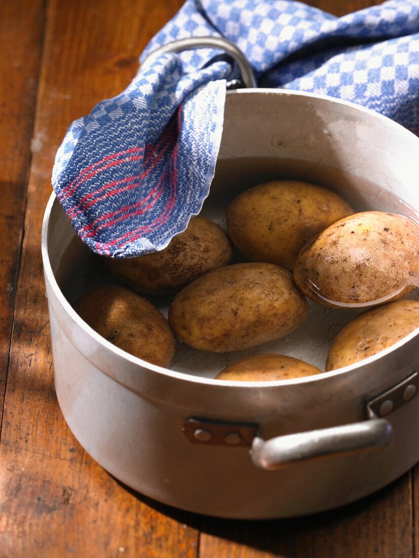 Kartoffeln im Wassertopf