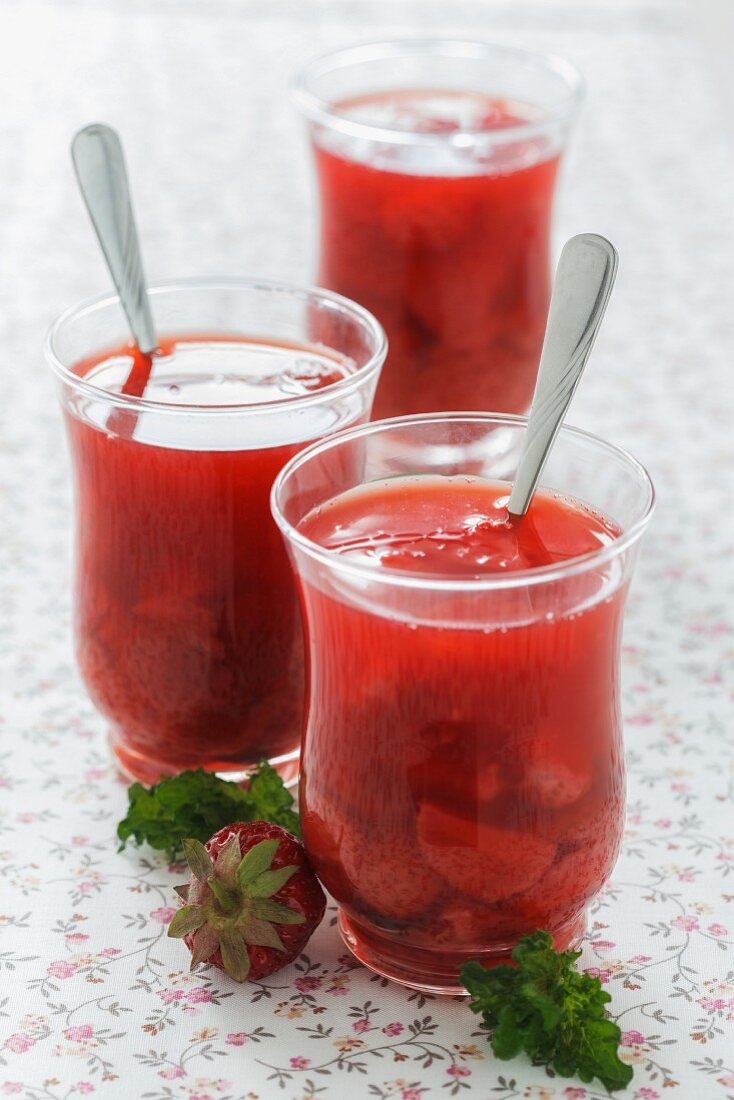 Erdbeer-Kaltschale in Gläsern