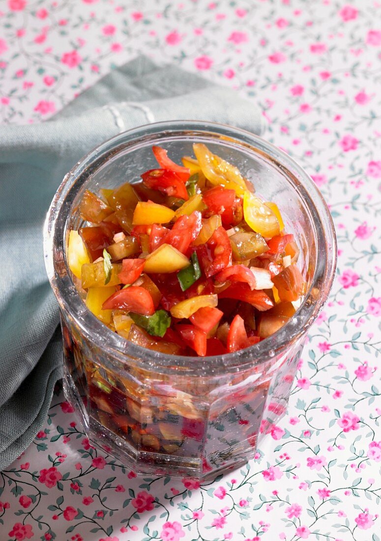 Gemüse süß-sauer im Glas mit Mango, Paprika & Auberginen