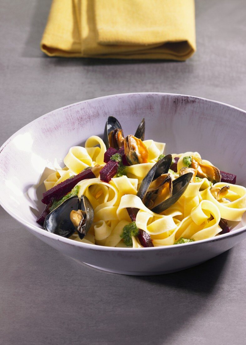 Tagliatelle with mussels and beetroot