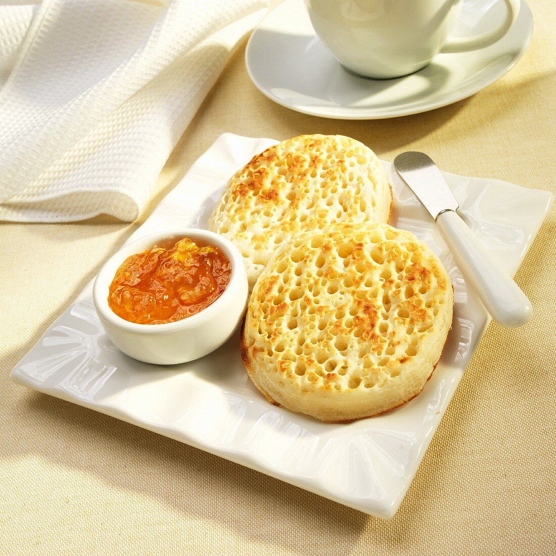 Crumpets (Hefebrötchen mit Löchern, England) mit Marmelade