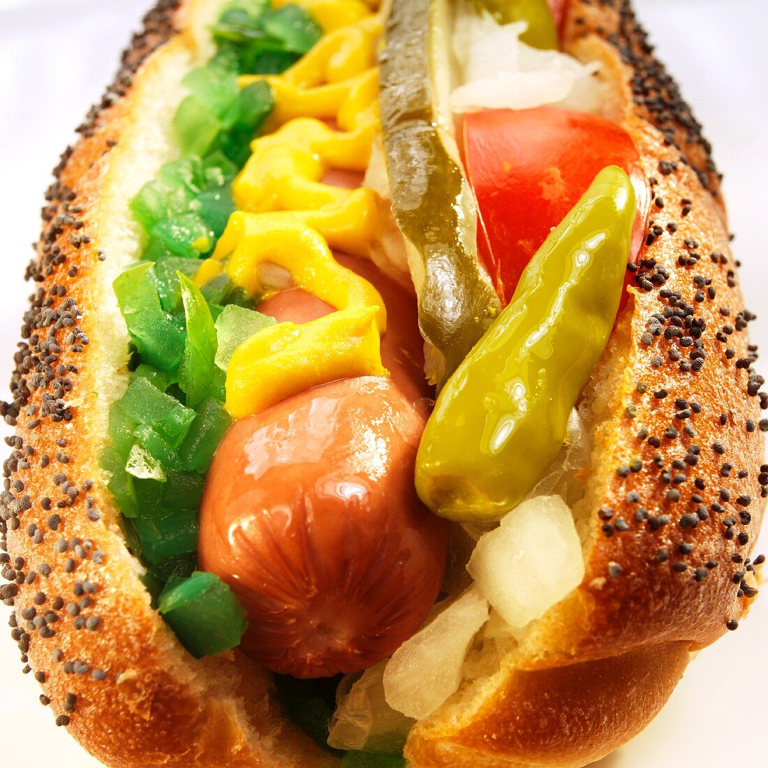 Chicago Hot Dog mit Paprika, Zwiebeln & Senf (Nahaufnahme)