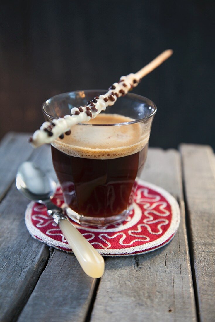 Café Crema im Glas mit Schokoladen-Grissini