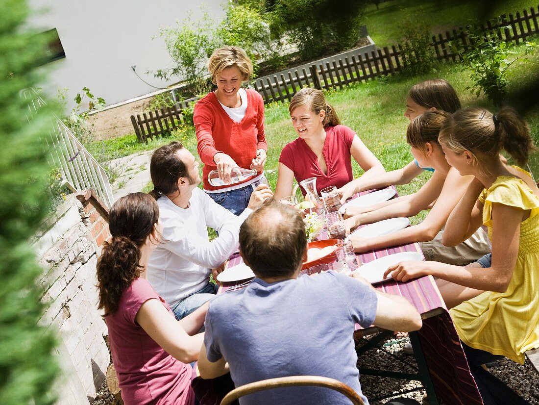 Familie beim Picknick im Garten