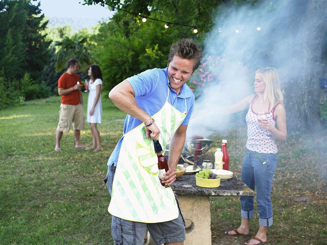 Freunde grillen im Garten