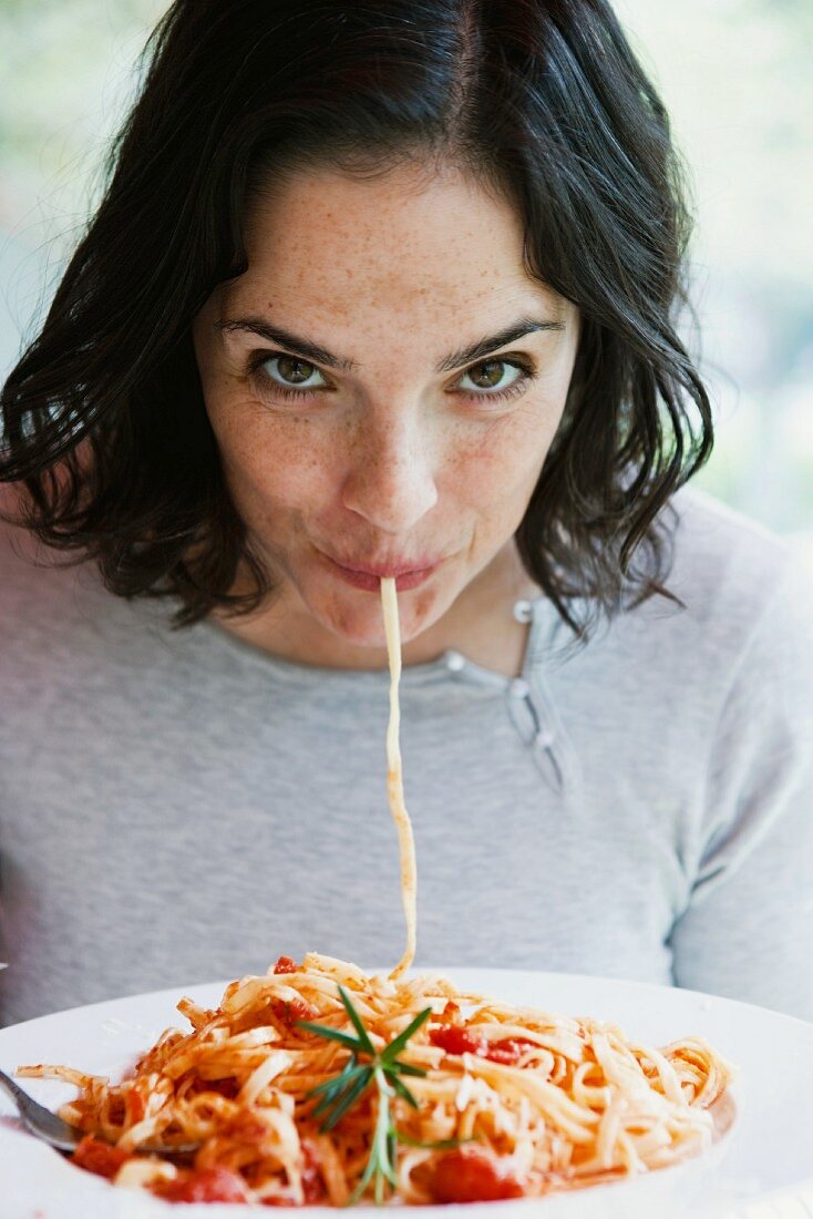 Frau isst Spaghetti