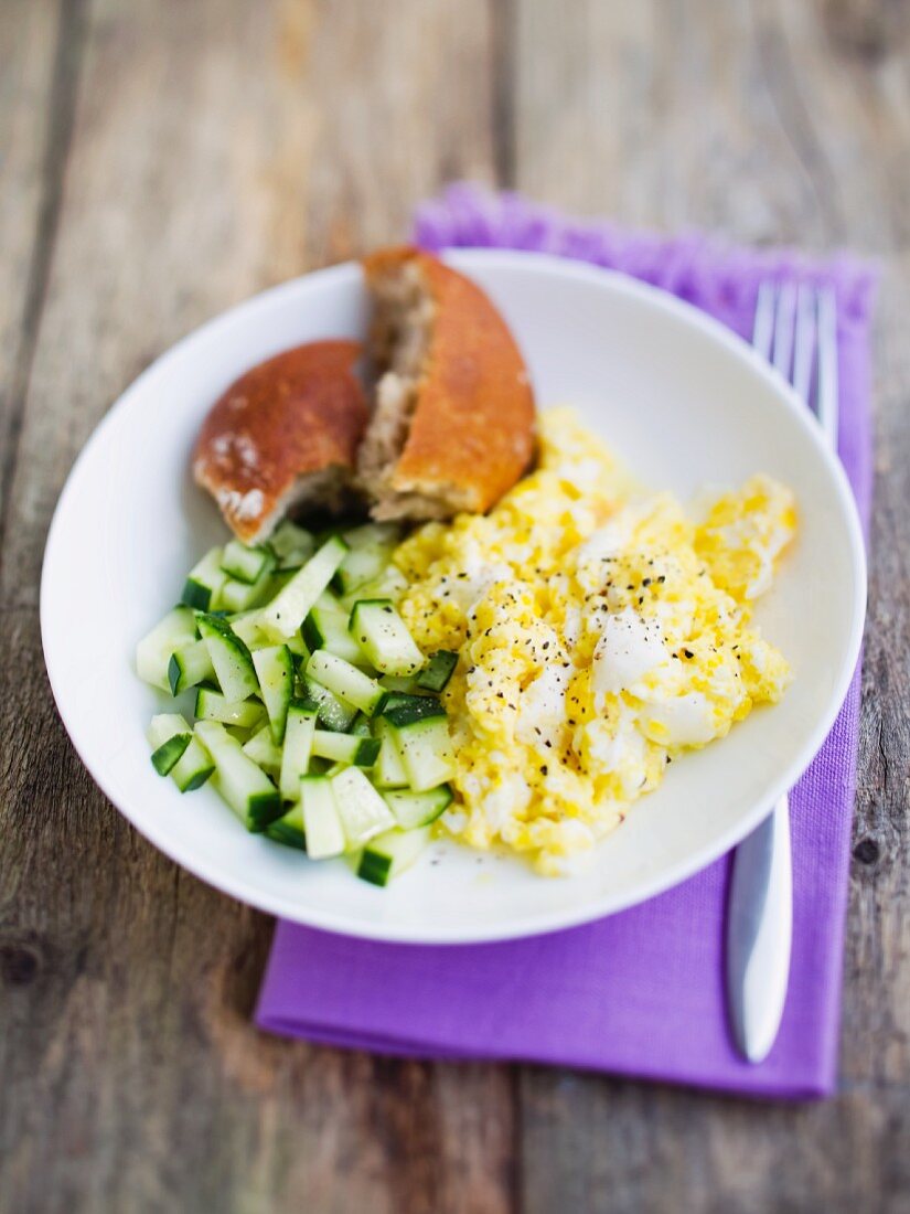 Rührei mit Gurke und Brot