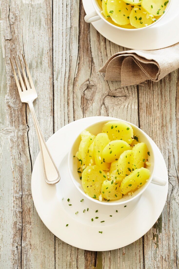 Kartoffelsalat mit Schnittlauchröllchen