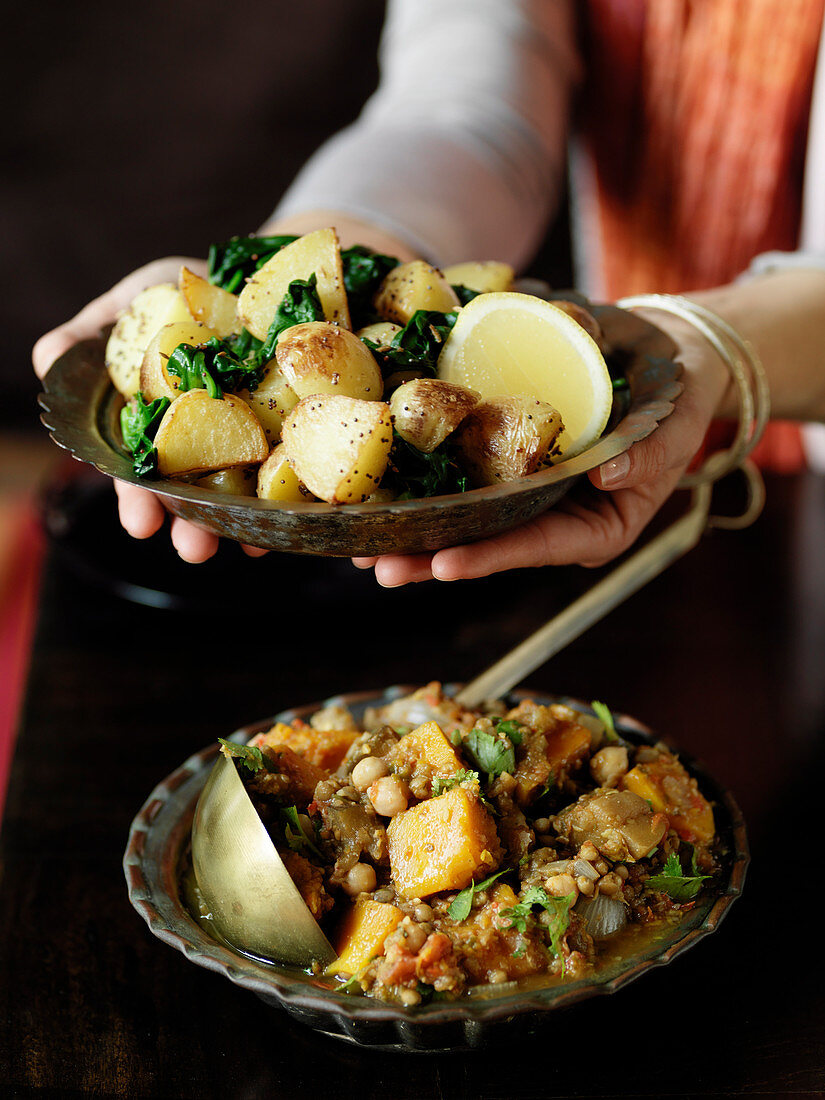 Kartoffeln mit Spinat und Auberginen-Kürbis-Curry (Indien)