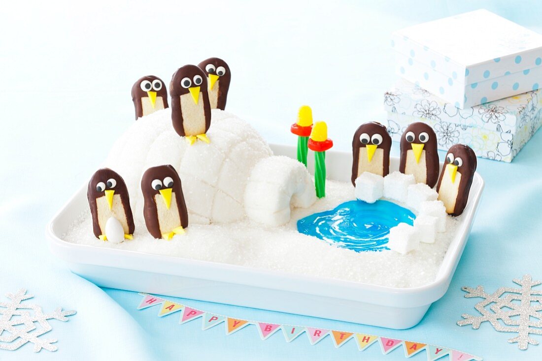 Iglu-Kuchen mit Pinguinen für die Kinderparty