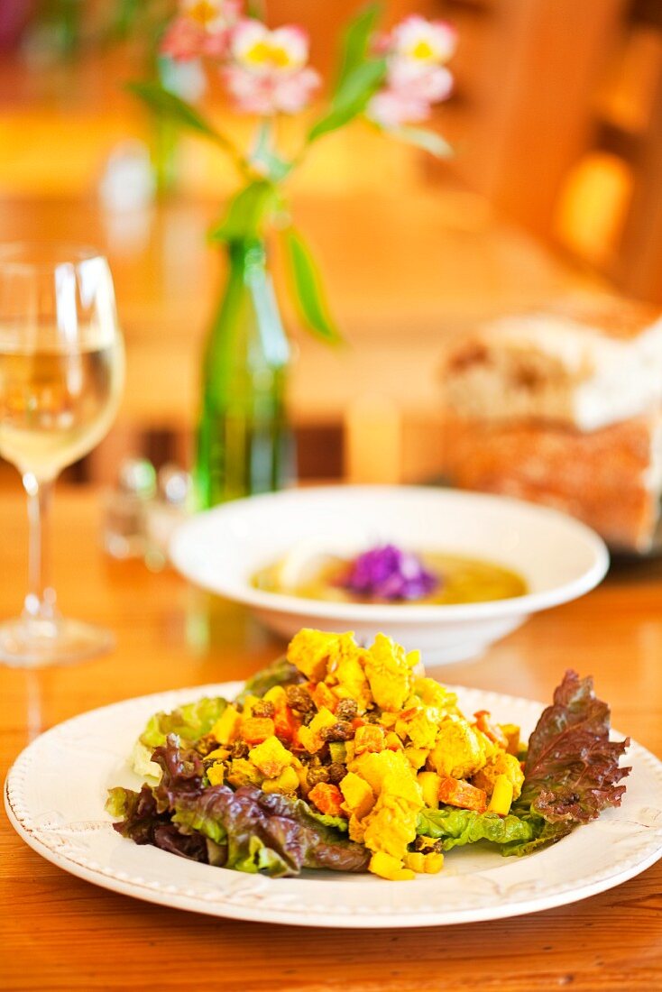 Curryhähnchen-Salat, Suppe und Wein