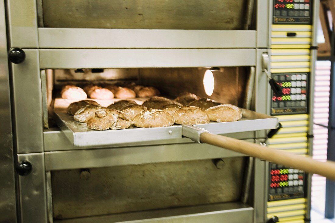 Gebackene Brötchen im Ofen einer Bäckerei