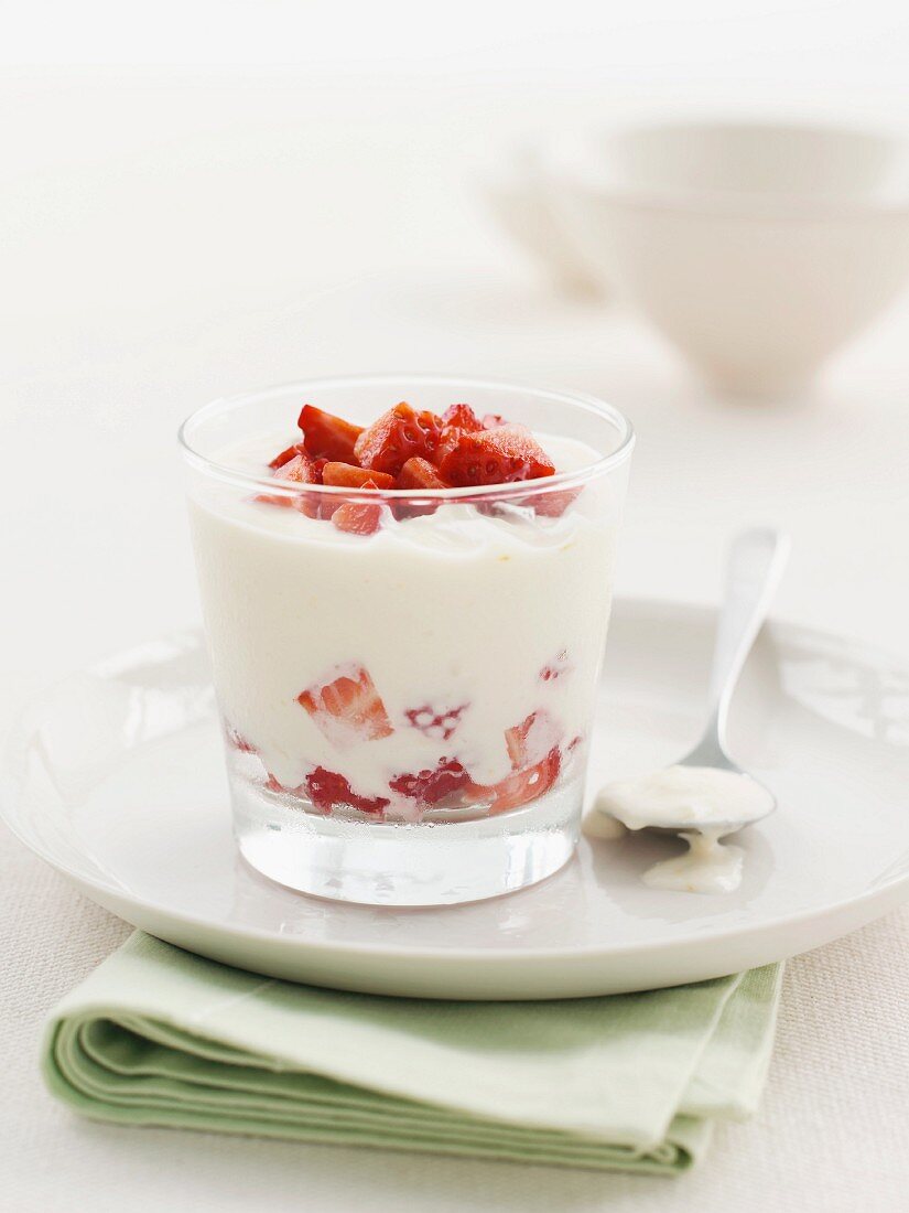 Joghurtdessert mit frischen Erdbeeren