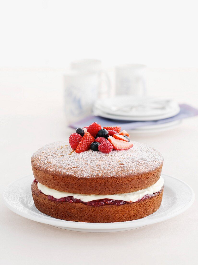 Mini cakes with cream-marmalade filling and fresh berries
