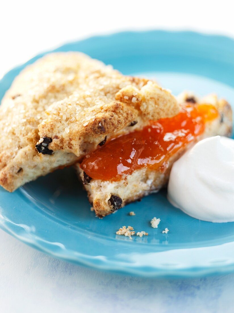 Rosinenscone mit Orangenmarmelade und Sahne