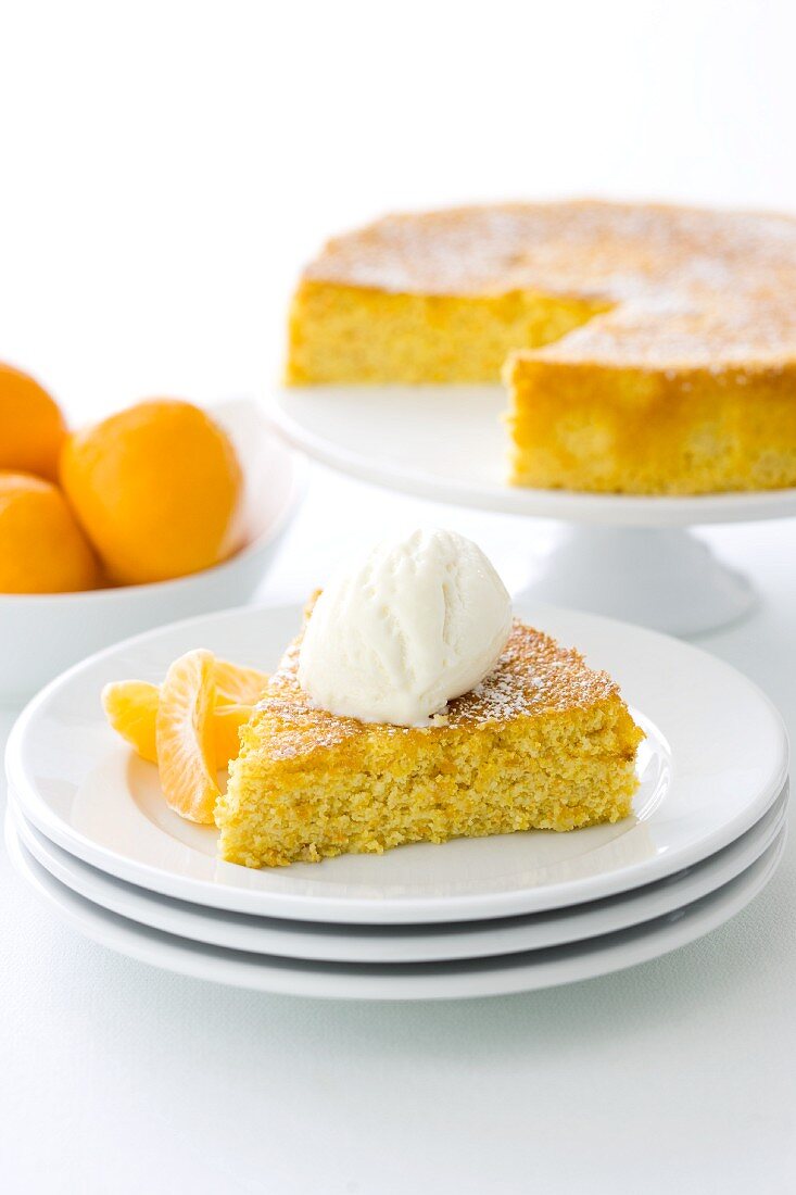 Almond-tangerine cake with cream
