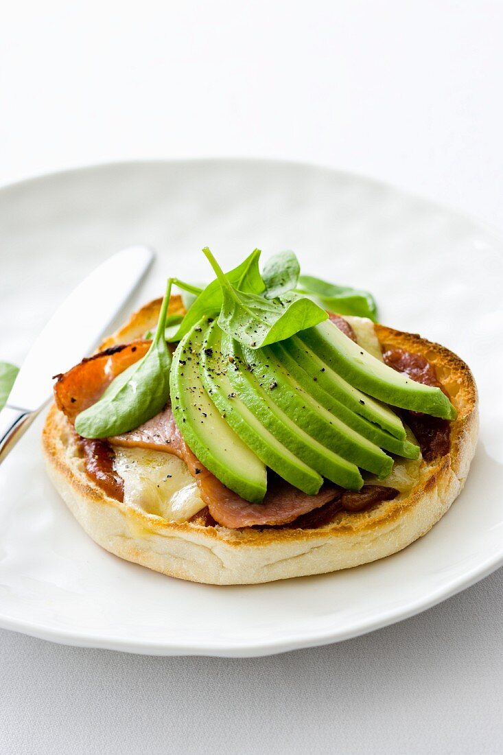 Toasti belegt mit Käse, Bacon & Avocado