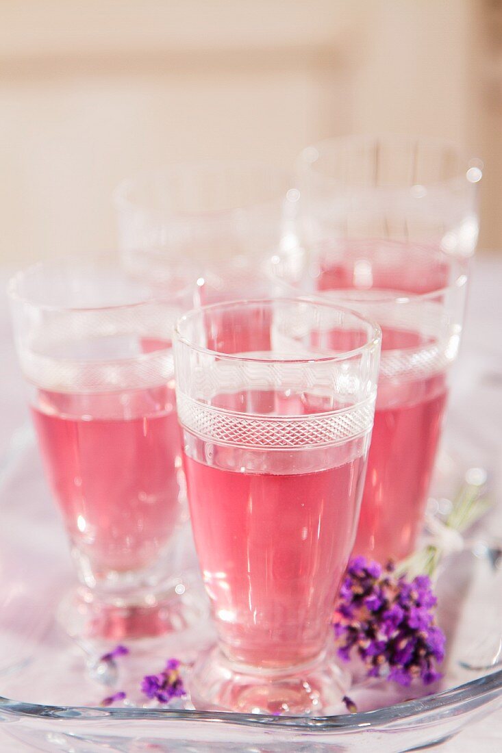 Gläser gefüllt mit Lavendelwasser
